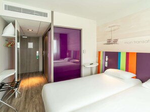 Habitación estándar con 2 camas individuales, 2 camas individuales | Escritorio, cortinas opacas, sistema de insonorización y wifi gratis