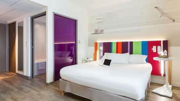 Habitació familiar, 1 llit doble i sofà llit | Escriptori, cortines opaques i habitacions insonoritzades