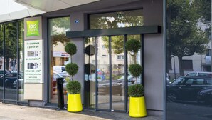 A hotel entrance with a sign reading "ibis Styles Hotels" and a location sign for "Strasbourg avenue du Rhin." - ibis Styles Strasbourg Avenue du Rhin (Strasbourg)