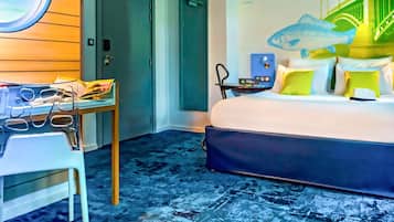 Escritorio, espacio para trabajar con laptop y cortinas blackout