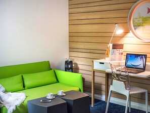 Desk, laptop workspace, blackout drapes, soundproofing - ibis Styles Strasbourg Avenue du Rhin (Strasbourg)