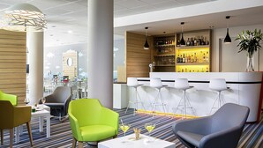 A modern hotel lobby with a bar area, seating arrangements, and a patterned carpet. - ibis Styles Strasbourg Avenue du Rhin (Strasbourg)