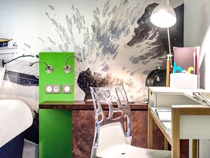 Escritorio, espacio para trabajar con laptop y cortinas blackout
