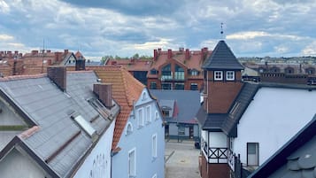 Uma cidade europeia tradicional com edifícios históricos, ruas de calçada e uma mistura de edifícios residenciais e comerciais.