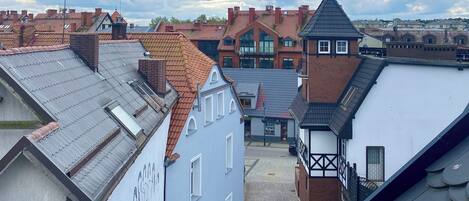 Un pueblo europeo tradicional con edificios históricos, calles empedradas y una combinación de construcciones residenciales y comerciales.