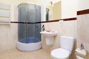 Habitación individual | Baño | Regadera y toallas 