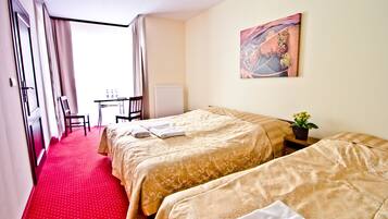 Triple Room | Desk, rollaway beds, free WiFi