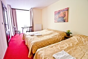 Triple Room | Desk, rollaway beds, free WiFi