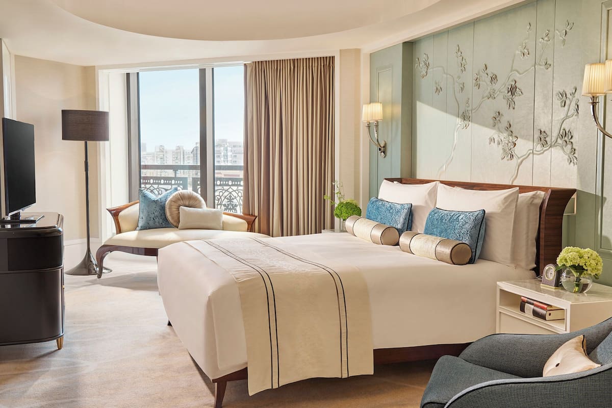 lifestyle, club suite, 1 king bed | premium bedding, down duvets, minibar, in-room safe