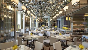 3 restaurants; lunch and dinner served