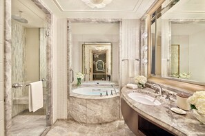 Separat badekar og bruser, dybe badekar, designertoiletartikler