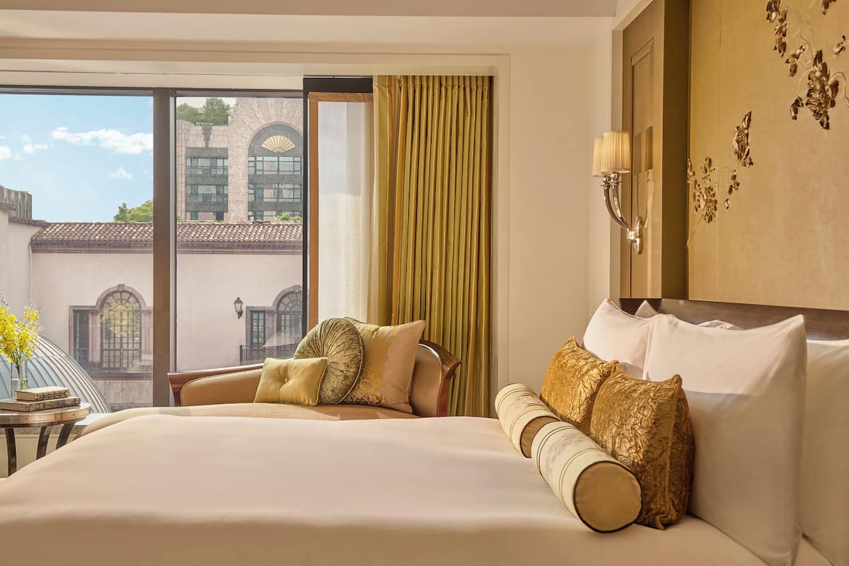 premium bedding, down duvets, minibar, in-room safe