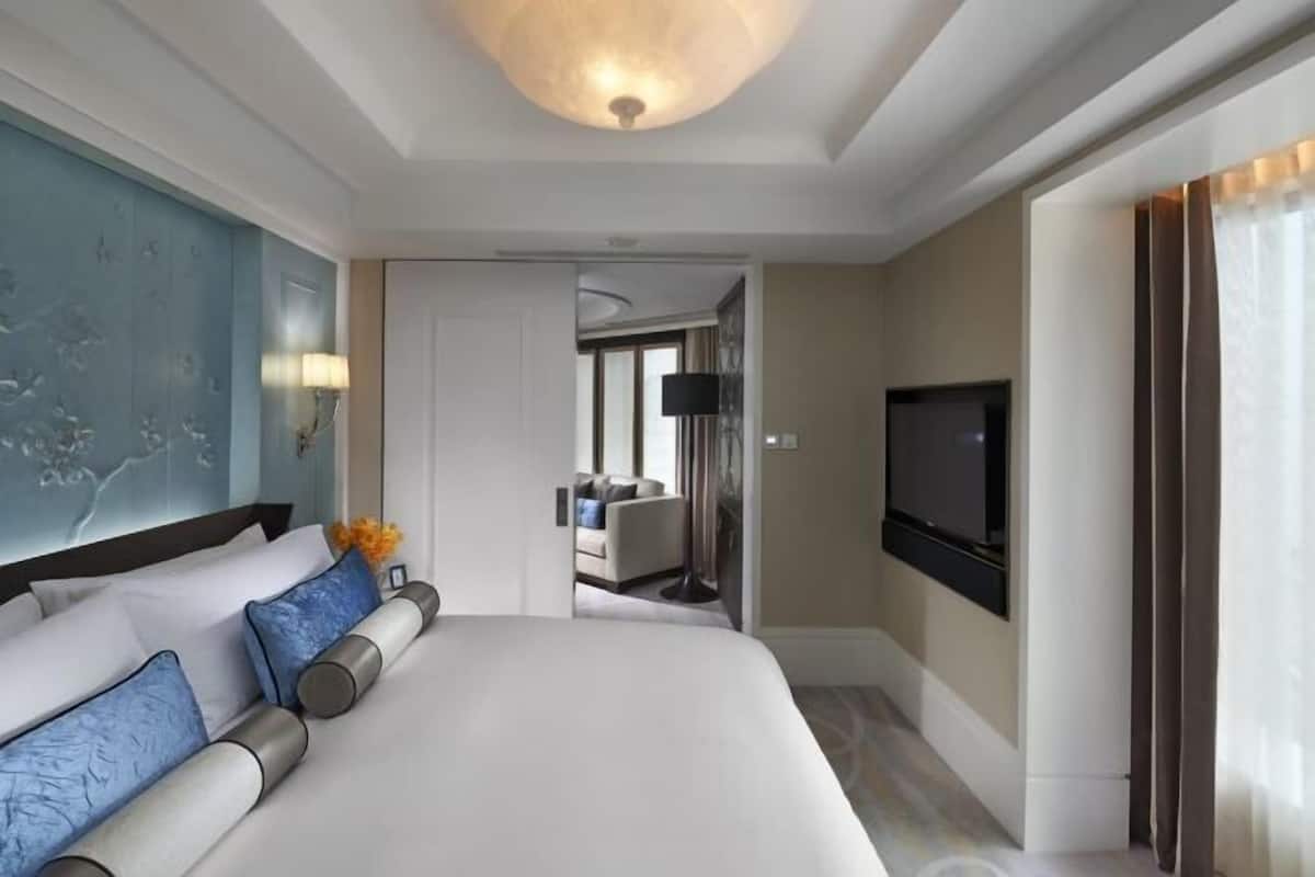Premium bedding, down comforters, minibar, in-room safe