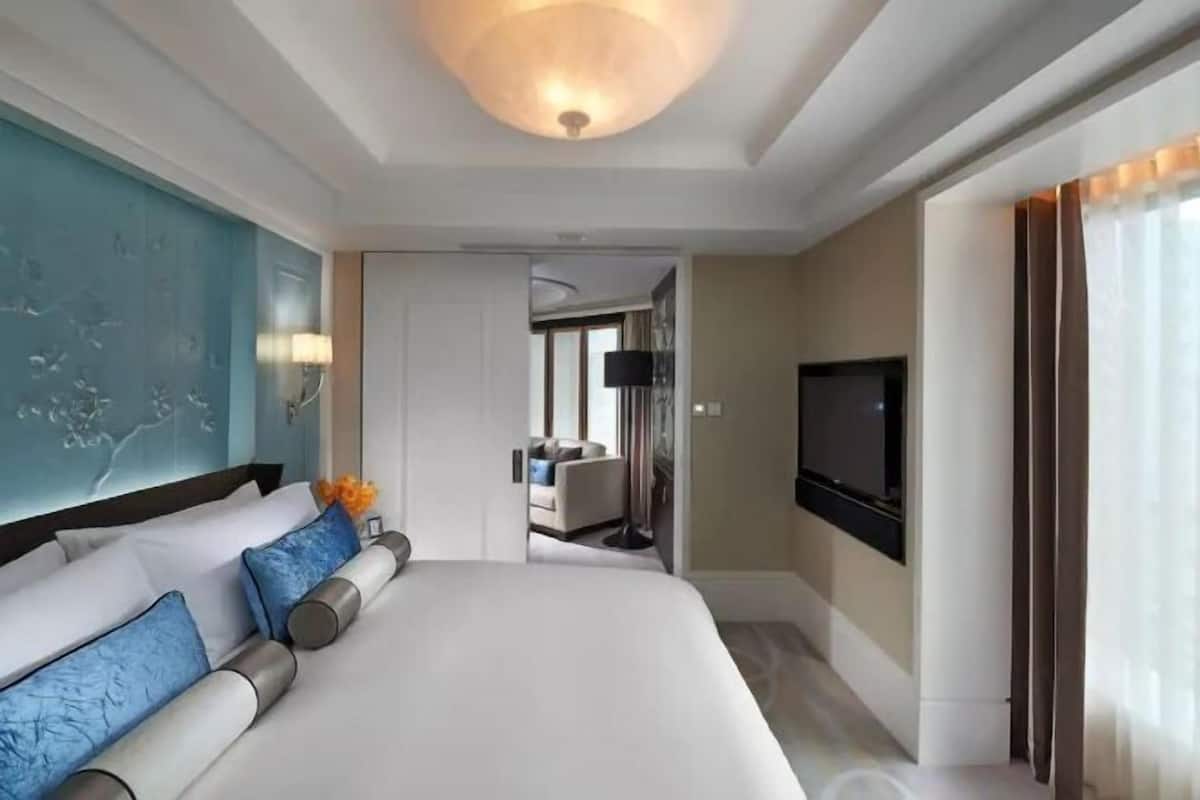 Premium bedding, down comforters, minibar, in-room safe