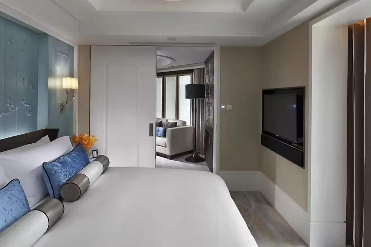 Premium bedding, down comforters, minibar, in-room safe