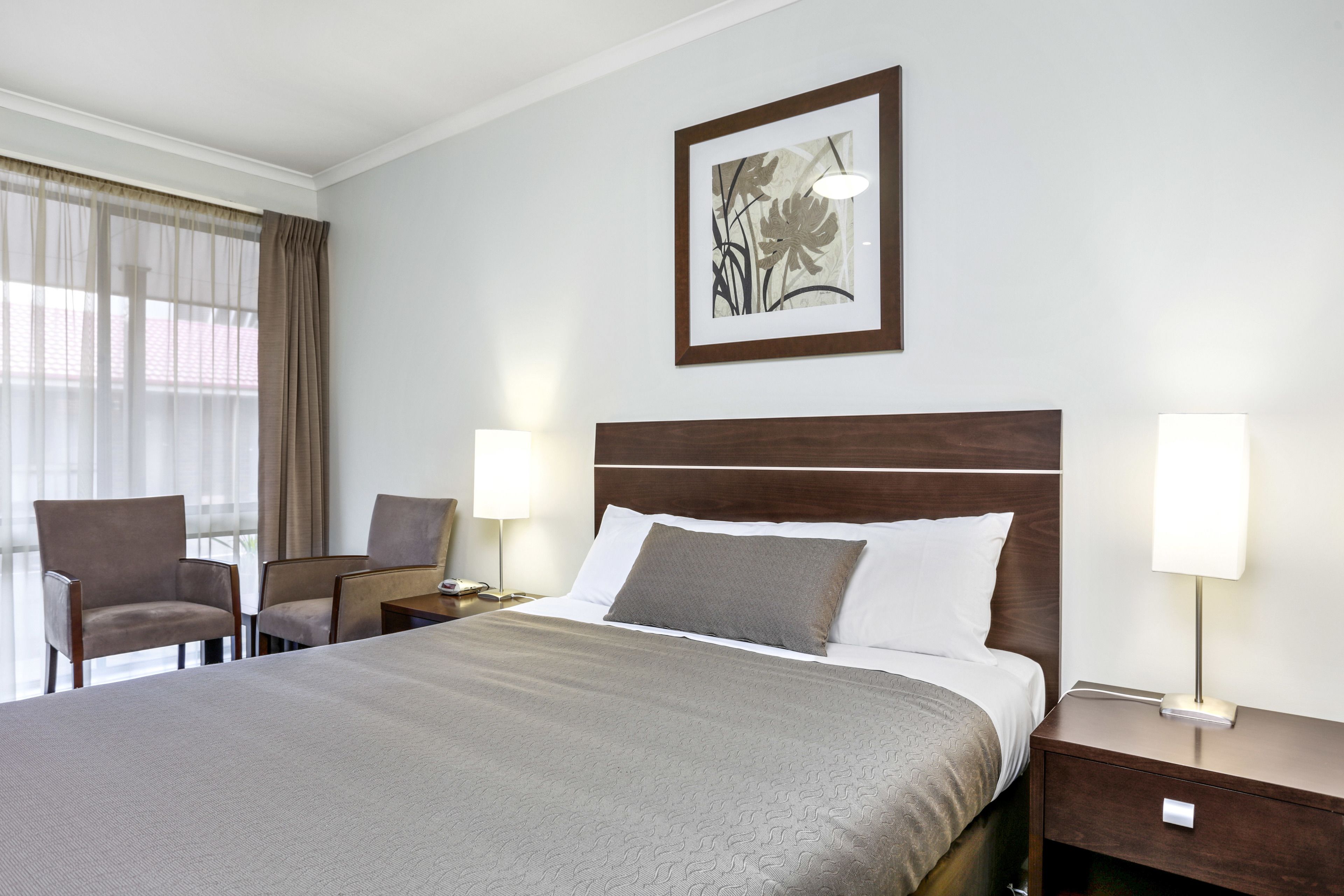 Camera Executive, non fumatori (Executive Queen) | Una scrivania, tende oscuranti, ferro/asse da stiro