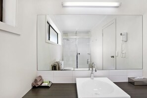 Douche, douche à « effet pluie », articles de toilette gratuits
