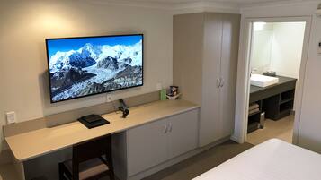 Executive Room, 1 King Bed, Ensuite | Desk, blackout curtains, iron/ironing board, free WiFi