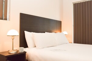 Caja de seguridad en la habitación y escritorio 