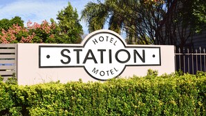 A sign for a hotel/motel with the name "Station Motel" prominently displayed. - Station Hotel Motel Kurri Kurri (Kurri Kurri)