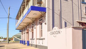 A building with a sign reading "Station Motel." - Station Hotel Motel Kurri Kurri (Kurri Kurri)