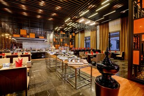 Breakfast, lunch, dinner served; international cuisine