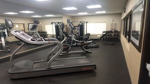 A gym with treadmills, elliptical machines, and free weights. - Holiday Inn Express & Suites Cambridge by IHG (Cambridge)