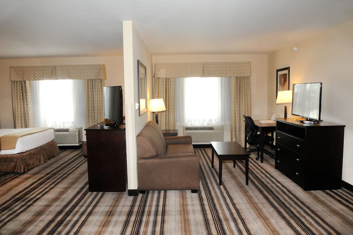Desk, blackout drapes, iron/ironing board, free WiFi