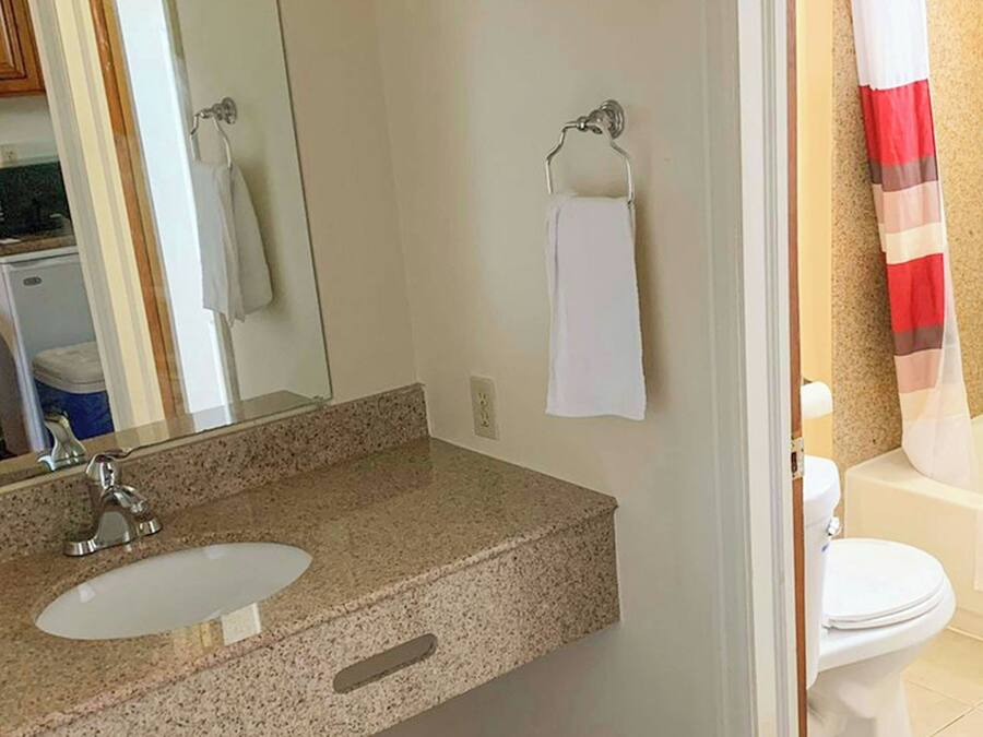 Bañera y ducha independientes, toallas, jabón, shampoo