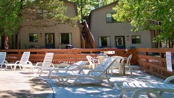 Cottage, 2 Bedrooms (Timber Top) | Individually decorated, individually furnished, iron/ironing board