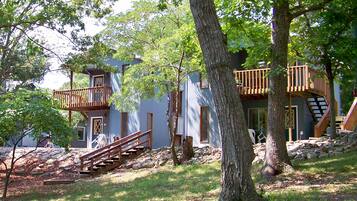 Cottage, 2 Bedrooms (Timber Cove) | Individually decorated, individually furnished, iron/ironing board