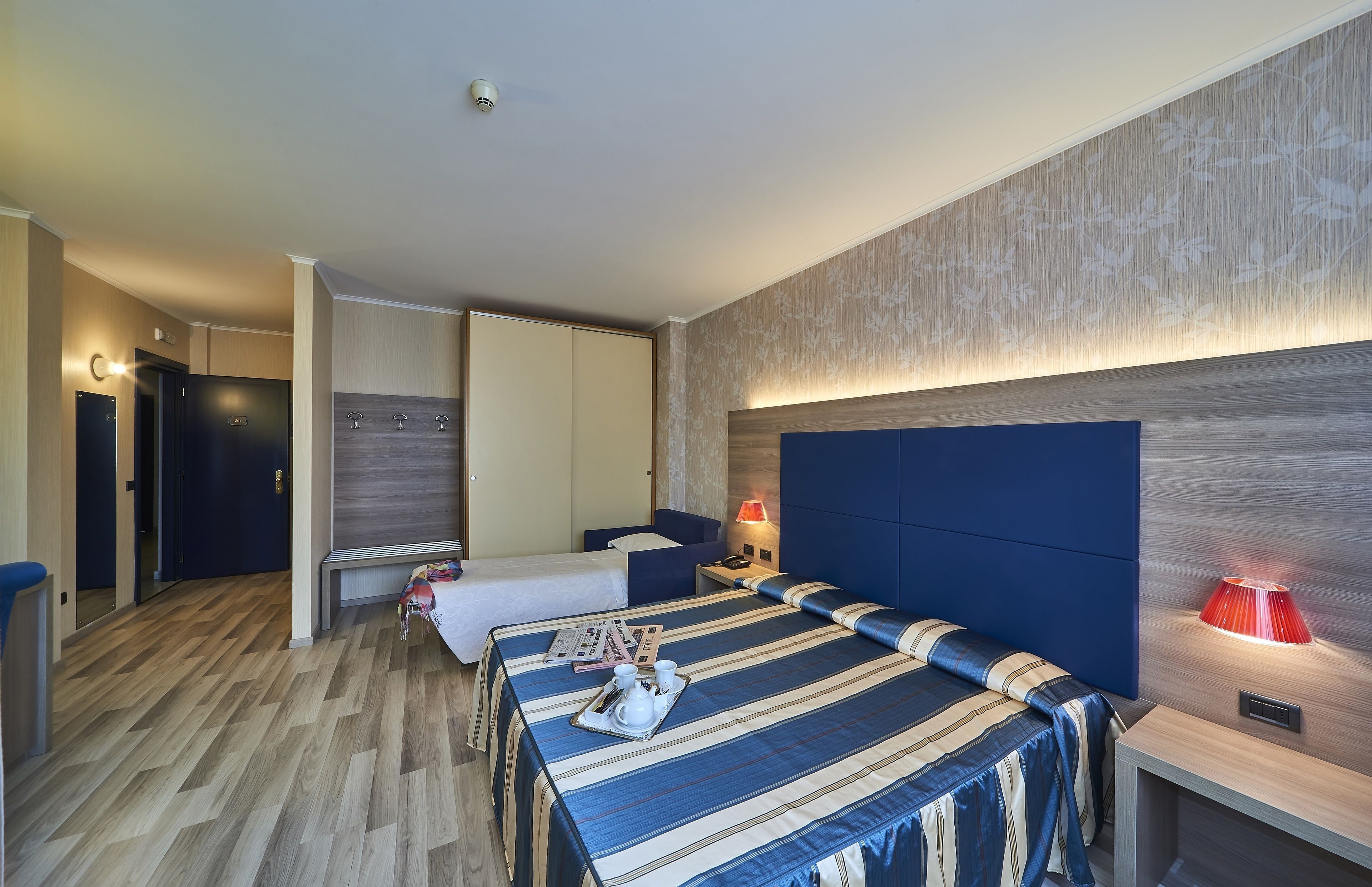 أغطية فراش متميزة وميني بار وخزنة داخل الغرفة ومكتب