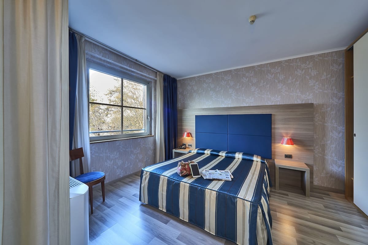 Tweepersoonskamer, voor 1 persoon, toegankelijk voor mindervaliden, gedeeltelijk uitzicht op meer | Luxe beddengoed, een minibar, een kluis op de kamer, een bureau