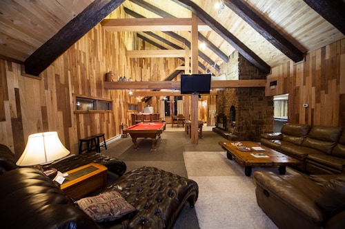 Log Cabin Lodge & Suites