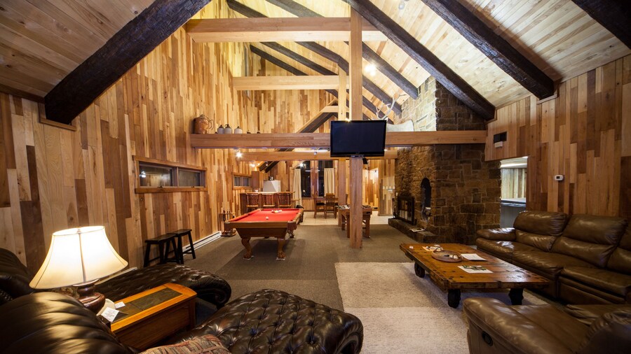 Log Cabin Lodge & Suites