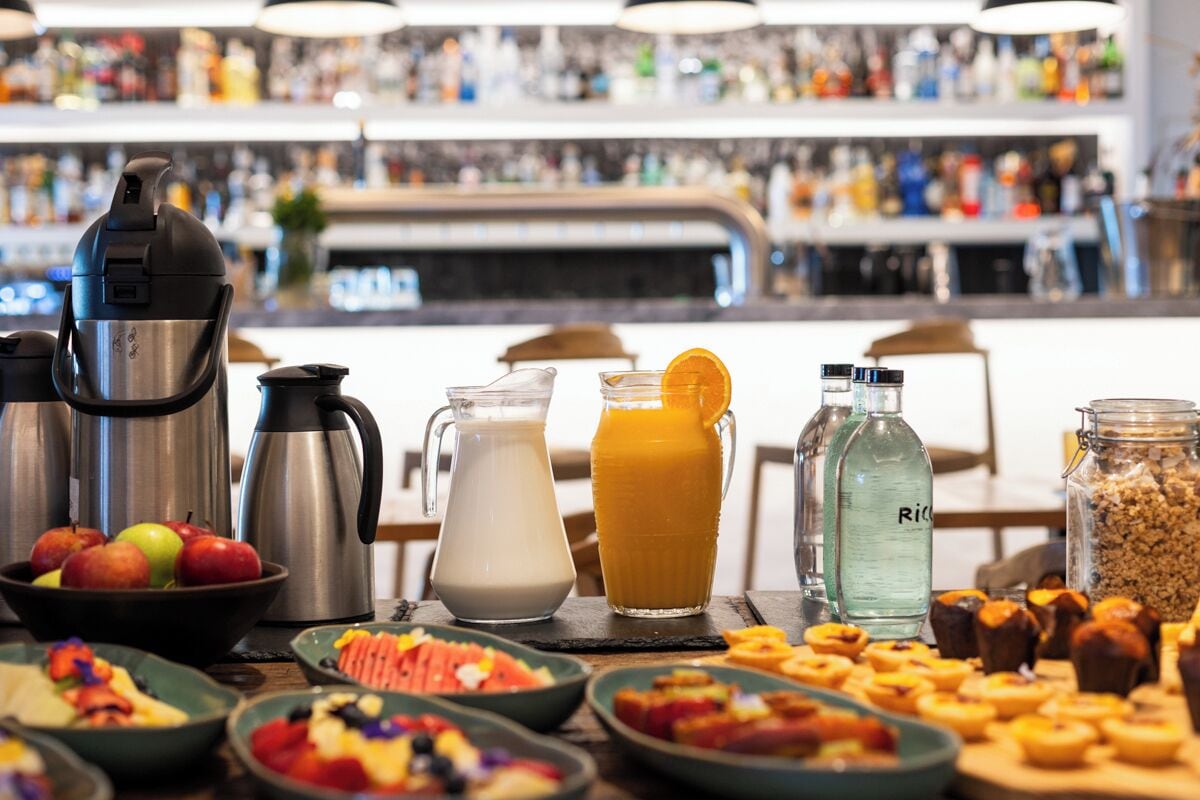 Een ontbijtbuffet met diverse etenswaren en drankjes.