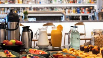 Un bufé de desayuno con diversas opciones de comida y bebidas.
