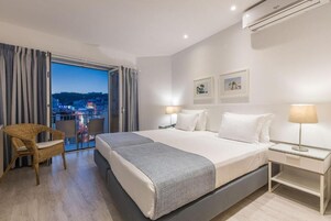 Habitación con 1 cama doble o 2 individuales, balcón | Ropa de cama de alta calidad, caja fuerte, cortinas opacas