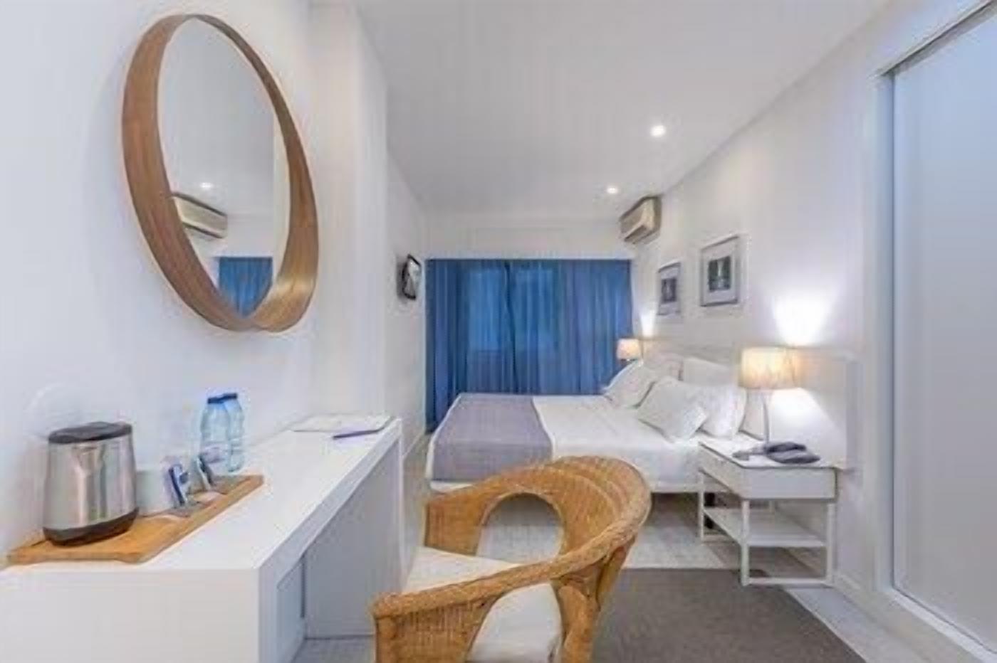 Premium bedding, in-room safe, blackout drapes, soundproofing