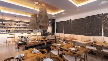 Tägliches Frühstücksbuffet gegen Gebühr