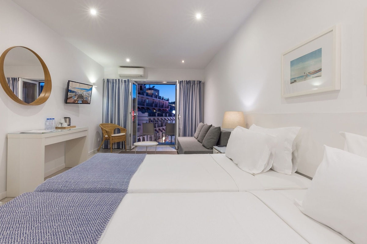 Premium bedding, in-room safe, blackout drapes, soundproofing