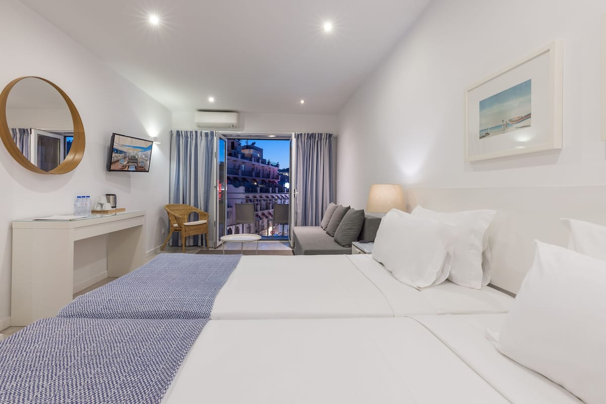 Habitación familiar | Ropa de cama de alta calidad y caja de seguridad en la habitación