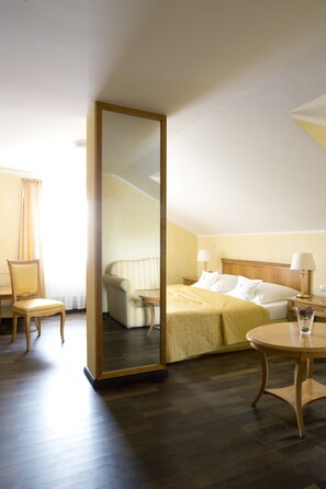 Deluxe-Doppelzimmer | Wohnbereich | Flachbildfernseher