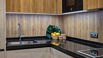 Appartement, 1 slaapkamer | Privékeuken | Een koelkast/vriezer, een magnetron, een kookplaat