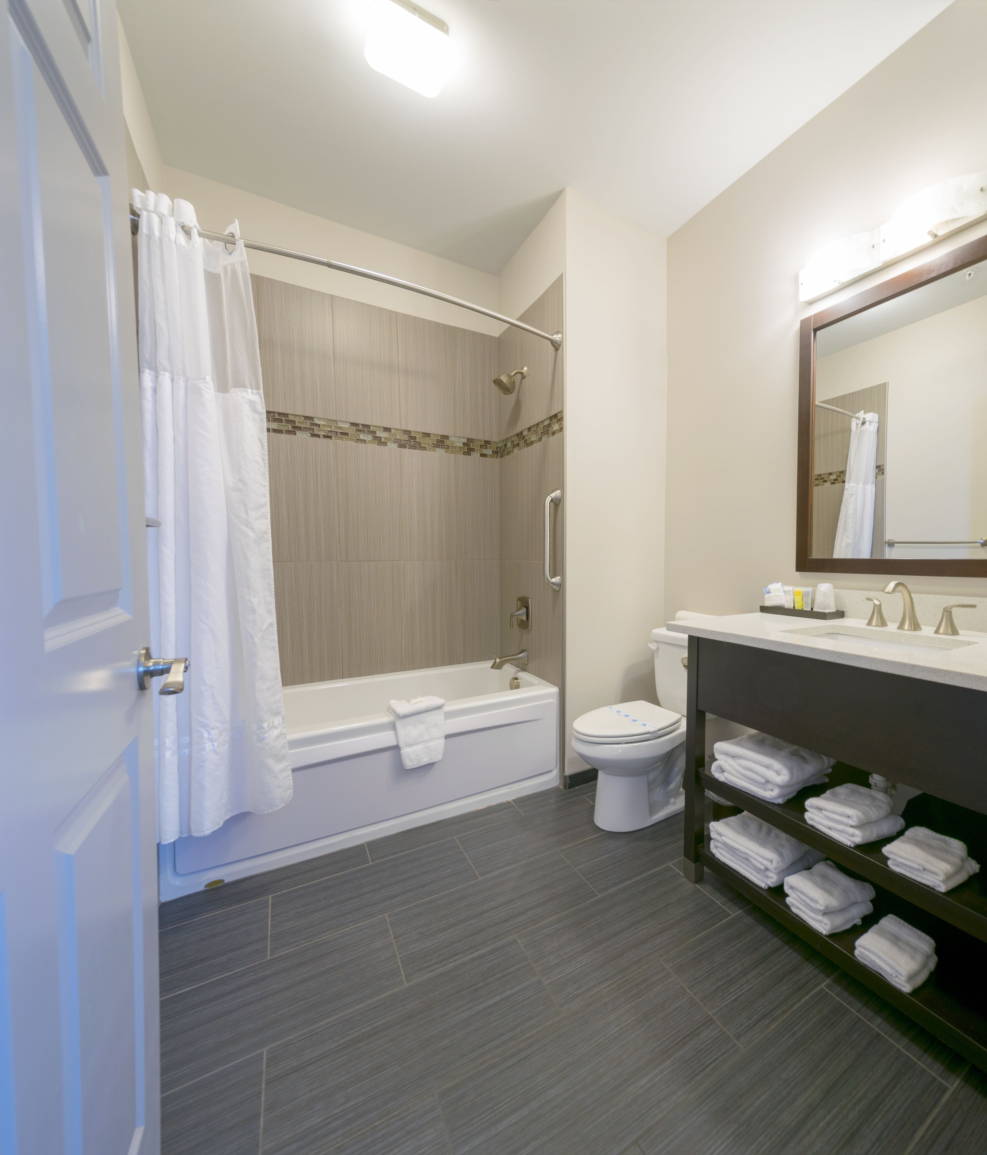 deluxe double queen | bathroom | hair dryer, towels, soap, shampoo