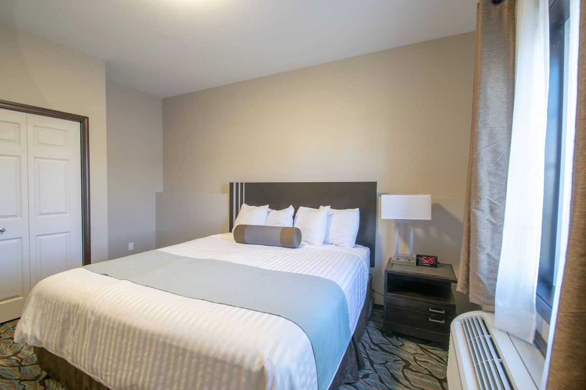 Suite, 1 King Bed with Sofa bed | 1 bedroom, premium bedding, down comforters, pillowtop beds
