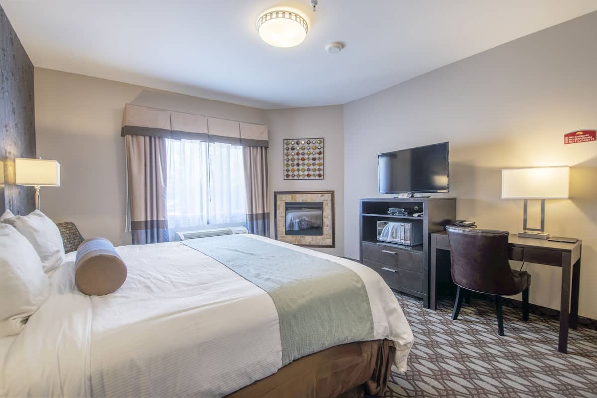 Deluxe King | 1 bedroom, premium bedding, down comforters, pillowtop beds