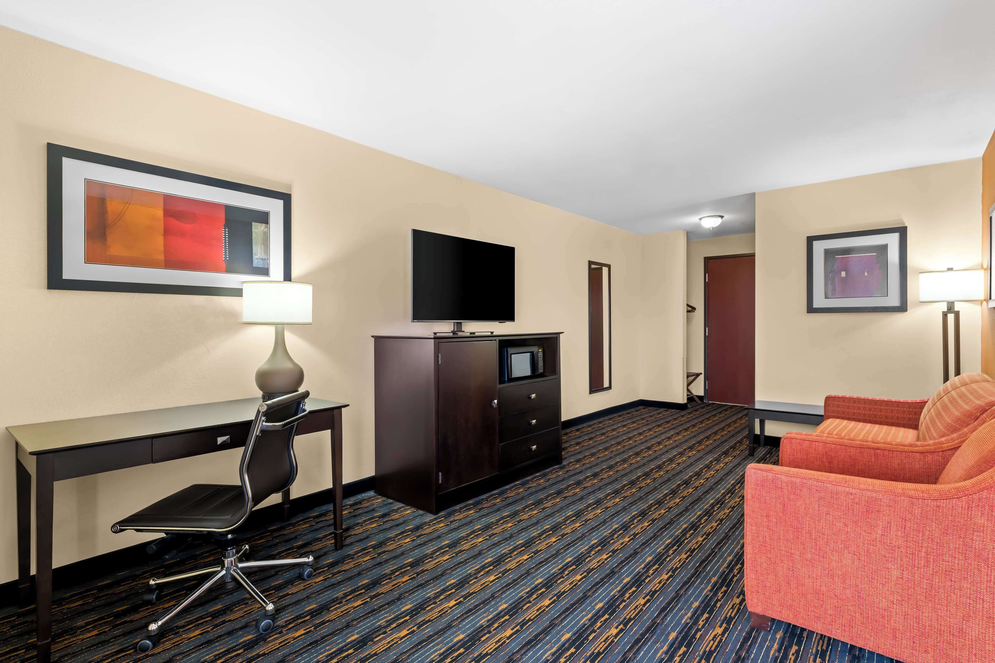 Suite, 1 King Bed with Sofa bed, Non Smoking, Refrigerator & Microwave (with Sofabed) | Individually furnished, iron/ironing board, free WiFi, bed sheets