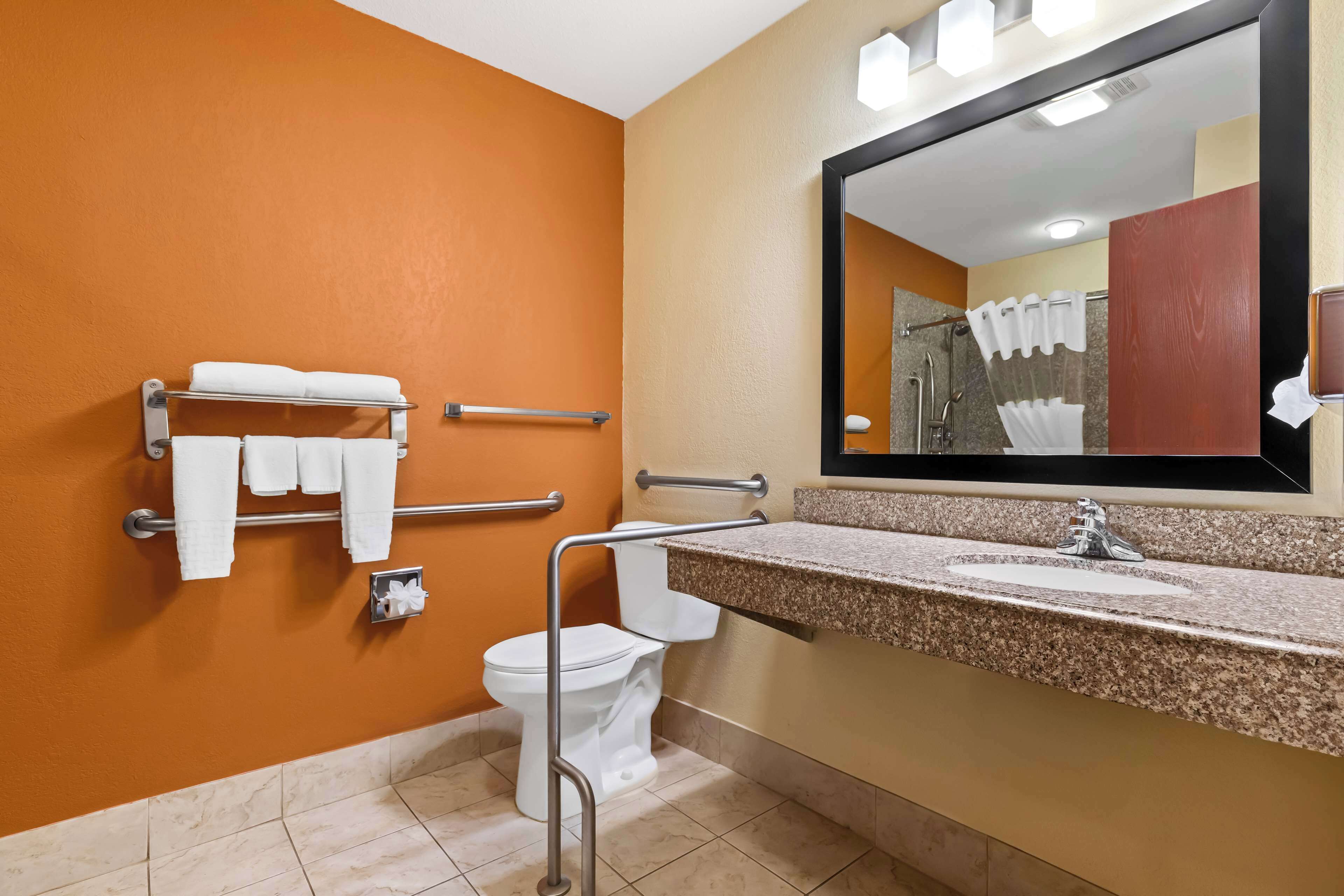 standard room, 1 king bed, accessible, non smoking | bathroom | combined shower/bathtub, hair dryer, towels