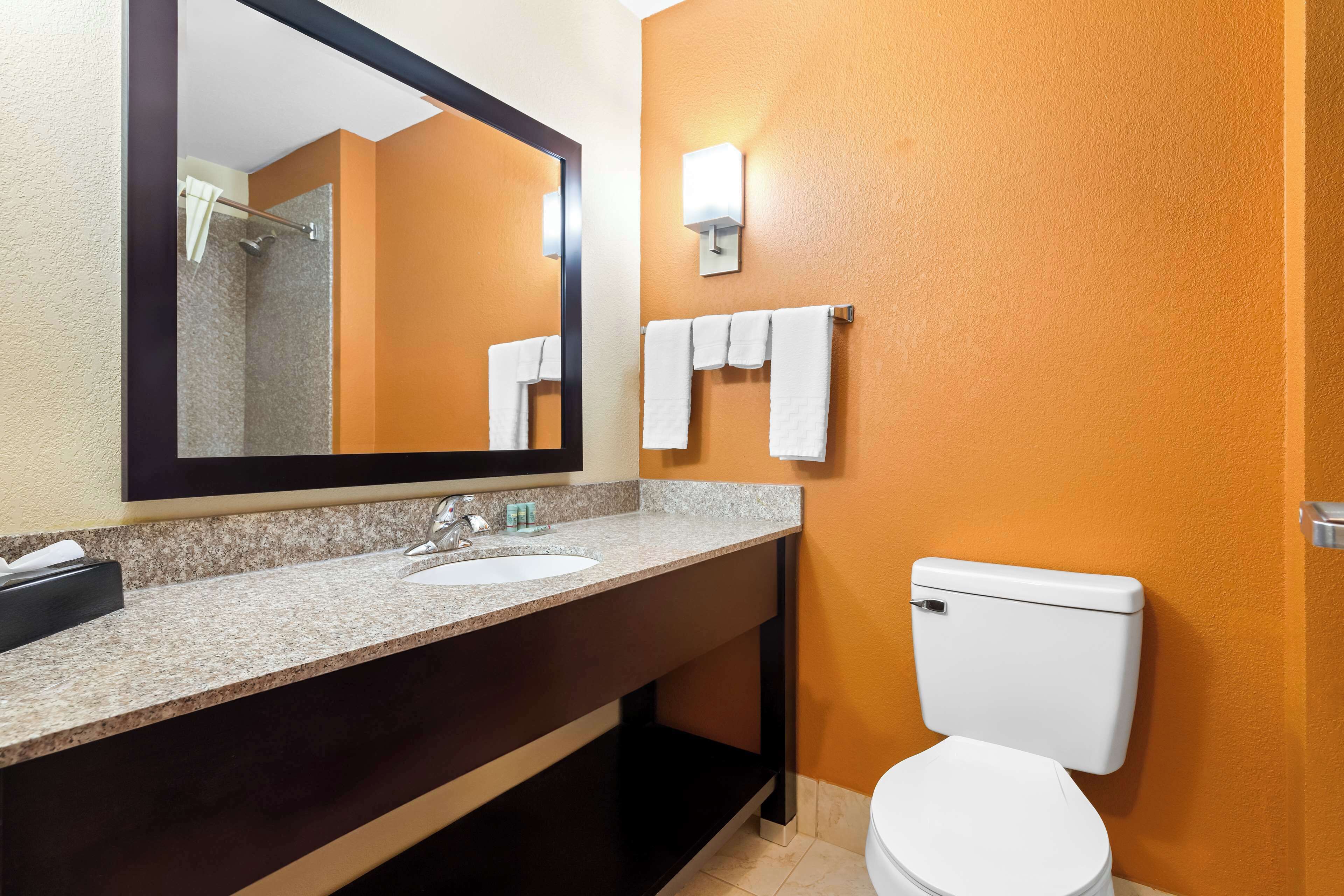 standard room, 1 king bed, non smoking, refrigerator & microwave | bathroom | combined shower/bathtub, hair dryer, towels
